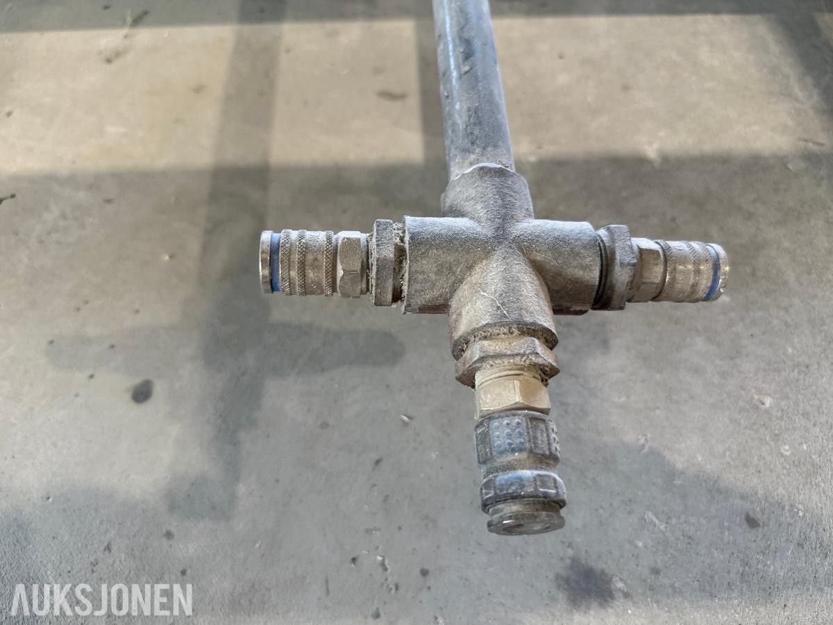 Hydraulisk butterfly-/vendeanlegg for veggelementer
